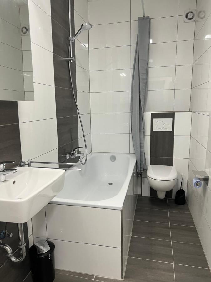 Freshly Renovated City Apartments Essen Kitchen Wifi Near Duesseldorf Airport מראה חיצוני תמונה